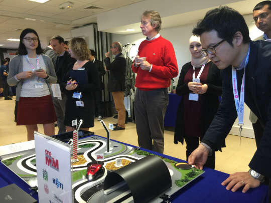 9일(현지시간) 프랑스 소피아 앙티폴리스에 있는 유럽전기통신표준협회(ETSI) 본부에서 열린 'oneM2M 쇼케이스 및 워크숍' 행사에서 윤재석(맨 오른쪽) 전자부품연구원(KETI) 박사가 한국과 유럽의 사물인터넷(IoT) 플랫폼 간 연동 시연을 하고 있다. <KETI 제공>